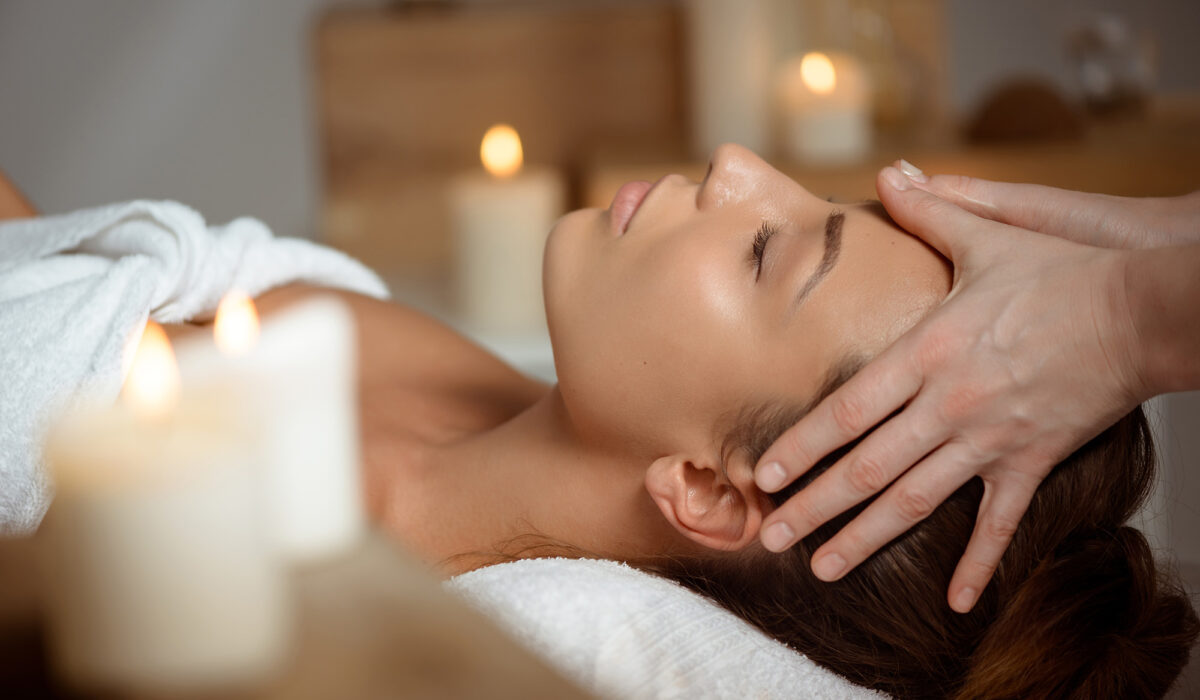 Frau bei Gesichtsmassage